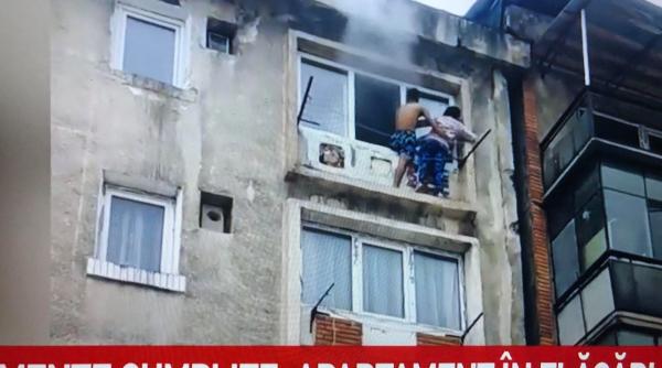apartament in flacari locatarii au iesit pe geam la etajul 4 al blocului pentru a se salva foto video