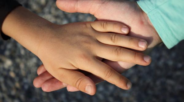 baiat de 13 ani cu traumatism cranio cerebral grav dupa ce colegii l au aruncat si nu l au prins