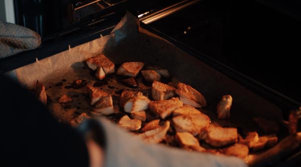 cum cureti arsura si grasimea de pe tavile de copt trei solutii care functioneaza