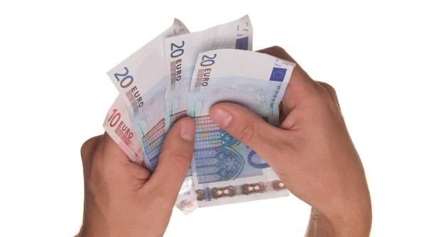 salariul mediu net a scazut in romania angajatii din horeca cel mai prost platiti