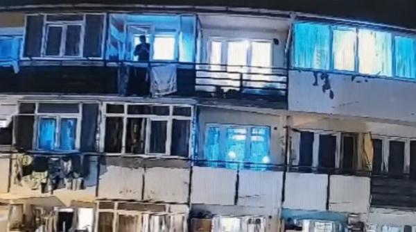 familie evacuata dintr o locuinta sociala din cauza ca aruncau gunoaiele pe fereastra   video