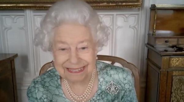 regina marii britanii aparitie fantastica dupa interviul acordat de meghan si harry i a facut pe toti sa rada parea sa se distreze