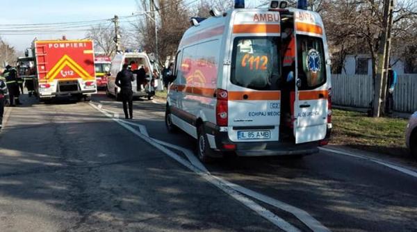 accident grav doua masini s au ciocnit frontal cu putin timp in urma intervine elicopterul smurd