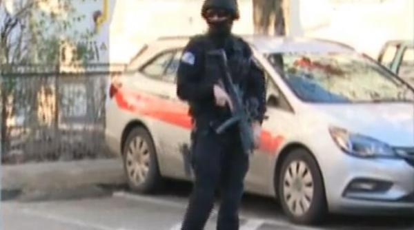 focuri de arma in capitala echipele antitero au descins intr un bloc