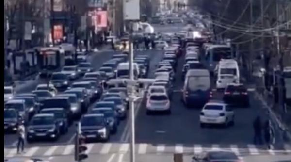 smecher cu bmw inarmat fuga nebuna prin bucuresti pe rosu pe spatiu verde slalom printre masini video