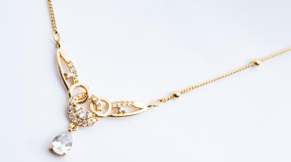 hoti de bijuterii surprinsi in timp ce furau un lantisor recompensa pentru cine ii identifica video