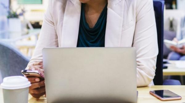 rosalind brewer a devenit singura femeie de culoare care conduce o firma din fortune 500