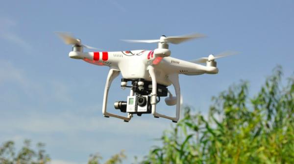 turist francez aproape de inchisoare in iran fiindca a folosit o drona de filmare