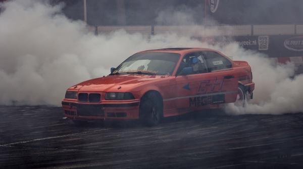 un sofer beat crita a facut drifturi in parcare pana l a oprit politia