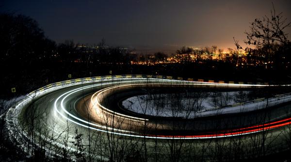 a vrut sa scurteze o serpentina dar a nimerit cu masina intr o casa video