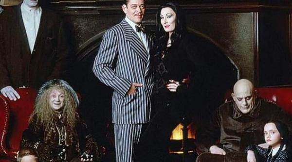 cum arata acum actorii din familia addams la 30 de ani de la lansarea serialului schimbare radicala pentru morticia