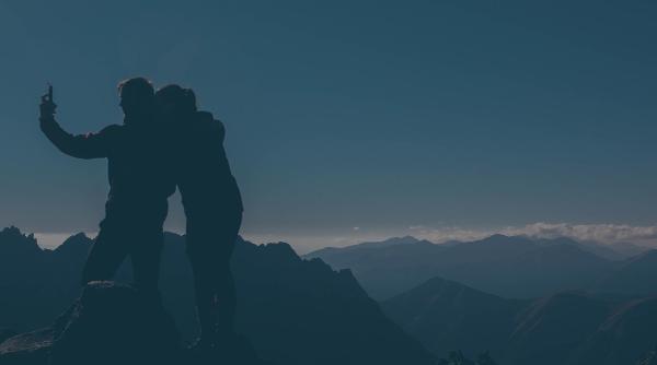 doi tineri au murit dupa ce au incercat sa si faca un selfie langa cascada chicao