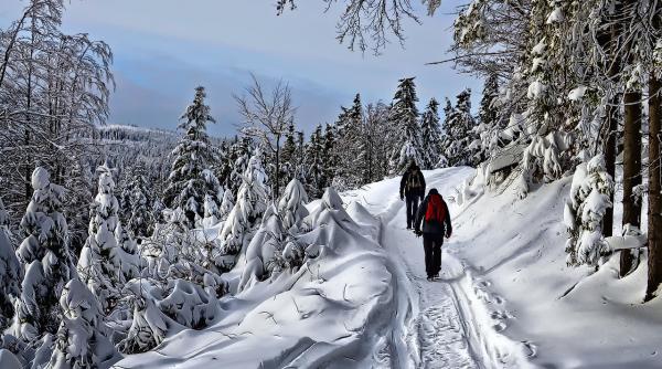 doi turisti in adidasi au ramas blocati pe piatra mica din masivul rarau