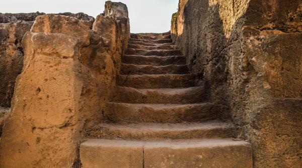vestigii medievale cercetate de arheologi intr o parcare din oradea