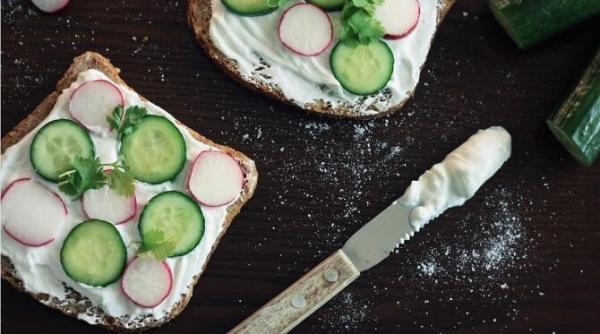 atentie la ce mancati in post  cate e uri se gasesc intr un singur sandwich de post