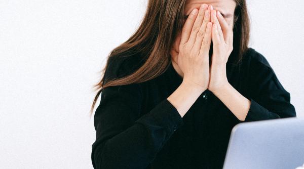 salariu taiat cu 10 la suta pentru o angajata care a plecat cu doua minute mai devreme de la munca