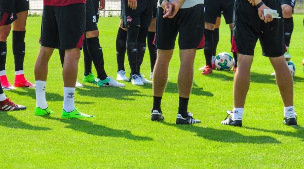 arbitru batut si fugarit pana in parcare de jucatori ce i a infuriat pe fotbalisti video