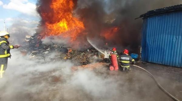 incendiu puternic la arad  pompierii actioneaza cu forte sporite