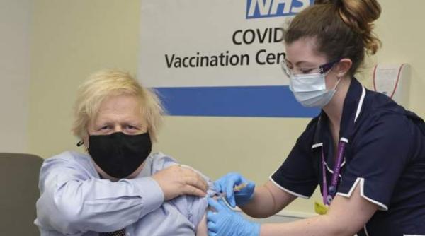 premierul britanic boris johnson a facut prima doza de vaccin astrazeneca