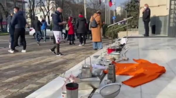protest neobisnuit la timisoara cu tigaia si polonicul in fata prefecturii video
