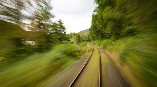 un tanar de 24 de ani a murit la doua luni dupa ce a fost lovit de o locomotiva
