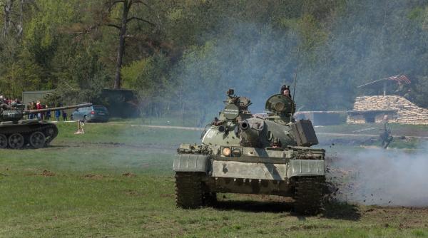 un tanc al armatei italiene a aruncat in aer din greseala o ferma de pasari