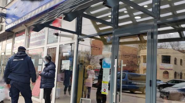 barbat din galati amendat cu 1000 de lei pentru ca a injurat o femeie intr o agentie de turism voia un bilet de avion dar nu stia pana unde