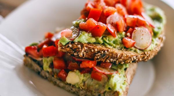 mic dejun de post pasta de avocado cu ceapa reteta este delicioasa