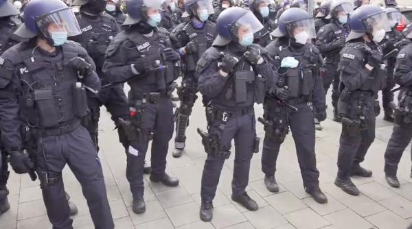 protestele impotriva restrictiilor au degenerat in violente in orasul german kassel