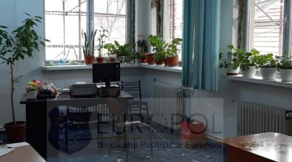 tavan cazut la sediul ipj botosani sindicatul europol colegii stau cu galetile cand ploua viata lor in pericol