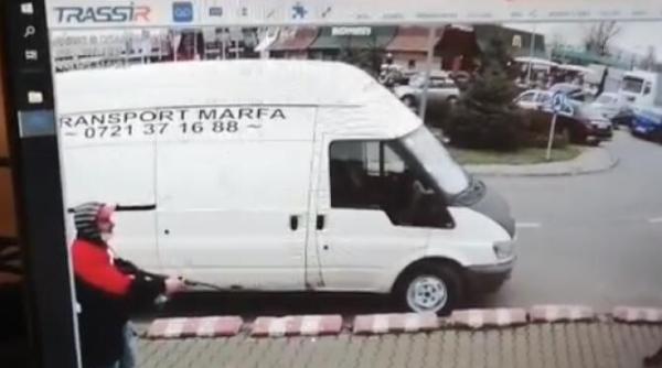 un barbat a amenintat cu pusca oamenii in fata unui supermarket din bucuresti video