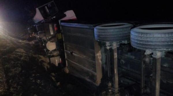 cisterna incarcata cu motorina rasturnata pe dn24b trafic blocat exista scurgeri de combustibil