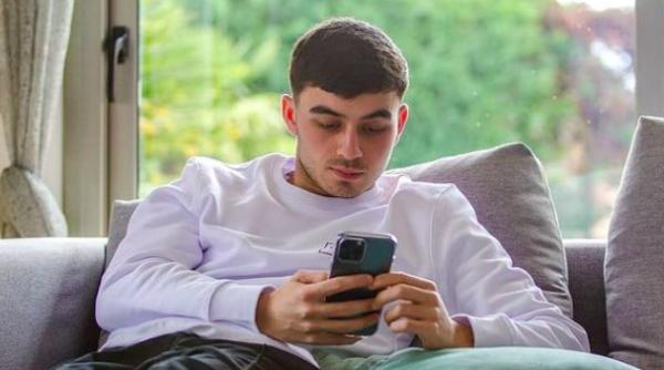 mijlocasul de 18 ani pedri a fost convocat la nationala spaniei inca joc ca un copil