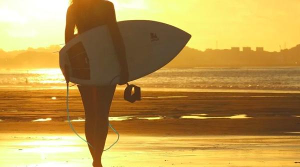 o surferita de 22 de ani a fost ucisa de un fulger in timpul antrenamentelor