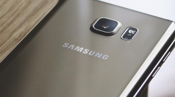 samsung pregateste un telefon pliabil care se impacheteaza de trei ori