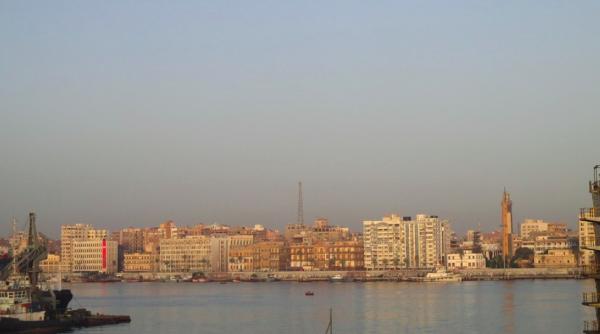 canalul suez blocat pentru mai multe zile de o nava pierduta de sub control