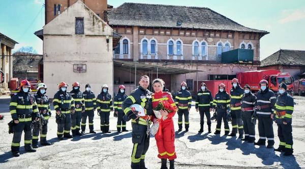 cerere inedita in casatorie un pompier de la isu timis si a cerut de sotie iubita paramedic galerie foto