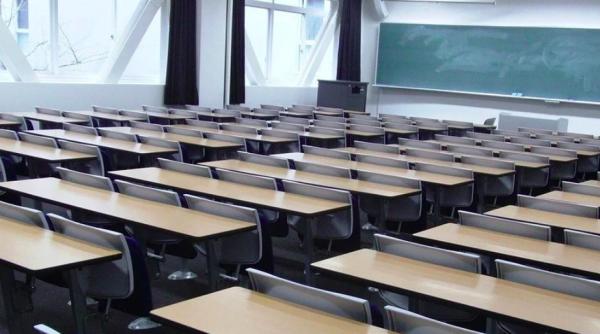 director de scoala catolica suspendat pentru ca a pus un copil de culoare sa si ceara scuze in modul african adica in genunchi