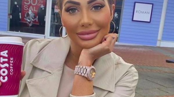 gafa de photoshop a vedetei britanice chloe ferry fanii s au amuzat de eroare