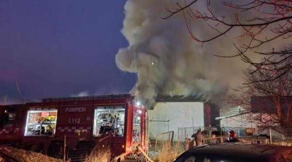 incendiu violent la un complex din scheia  suceava  interventie dificila a pompierilor