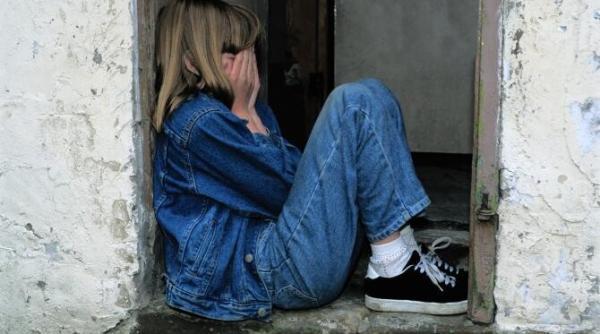 mai multi ieseni anchetati dupa ce au obligat doi copii sa intretina relatii sexuale pe o strada au filmat tot