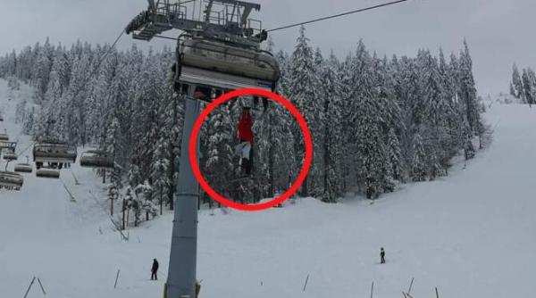 un turist a vrut sa sara din telescaun dupa ce i a cazut un schiu  a ramas agatat