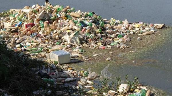 2000 de tone de gunoaie adunate de pe suprafata a 20 prc din raurile din romania