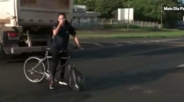 o biciclista a trecut pe langa moarte de doua ori in mai putin de 30 de secunde momentul transmis live video