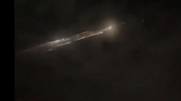 spectacol de lumini pe cerul din sua  resturile unei rachete space x au intrat in atmosfera