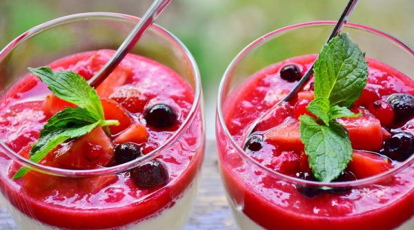 panna cotta cu pasta de capsuni fara zahar reteta gata in 15 minute