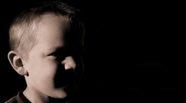 un baietel de 5 ani a fost batut pana la moarte de bona in sua