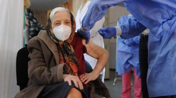foto o femeie in varsta de 105 ani s a vaccinat anti covid 19