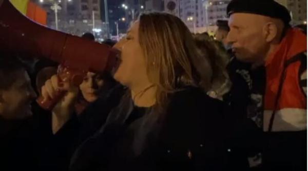 diana sosoaca  cu portavocea in mijlocul protestatarilor din piata victoriei   video