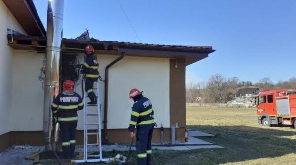 incendiu la o scoala gimnaziala din judetul vrancea zeci de copii si cadre didactice s au autoevacuat